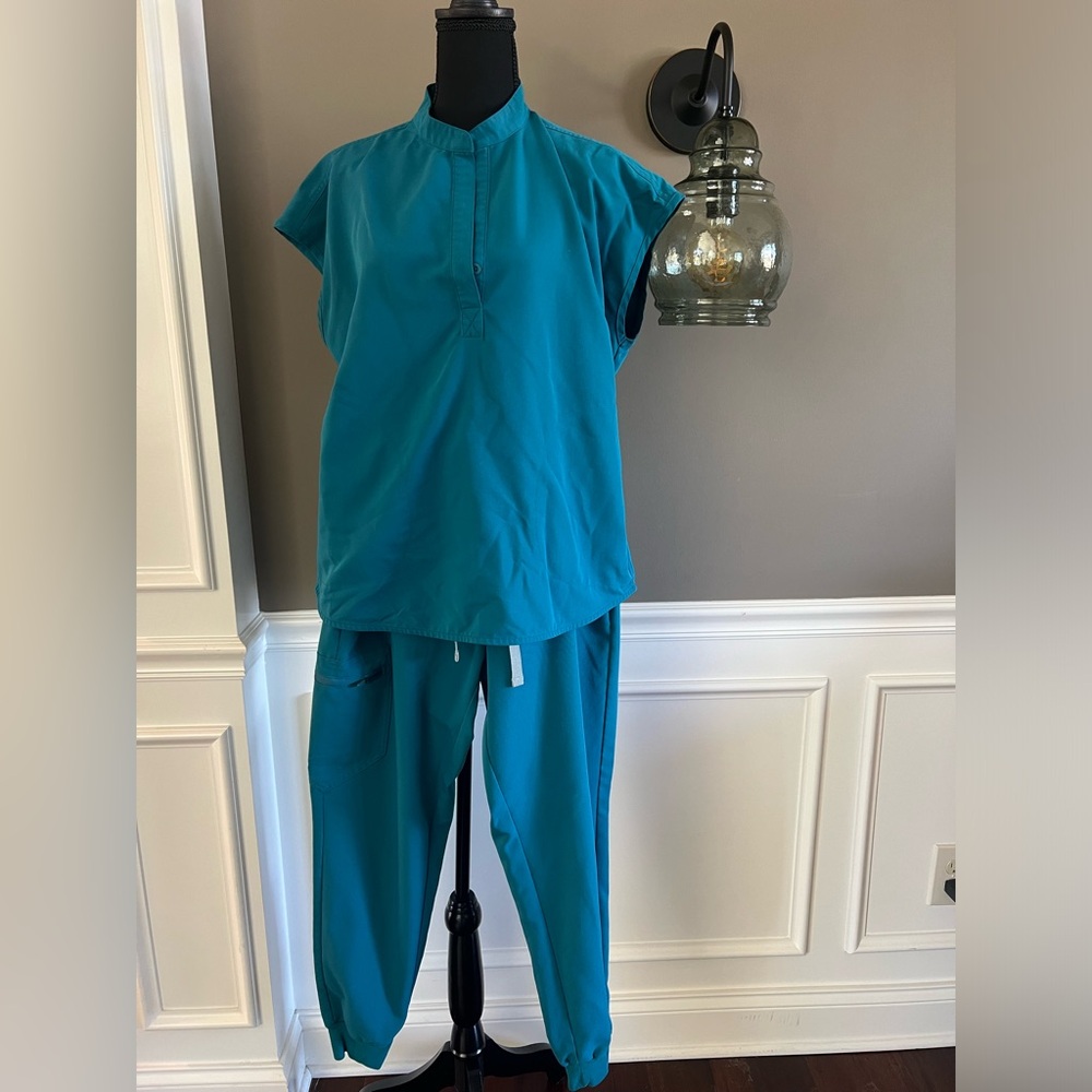 Scrub Set: Rafaela scrub top M and Zamora jogger scrub pants L TEAL